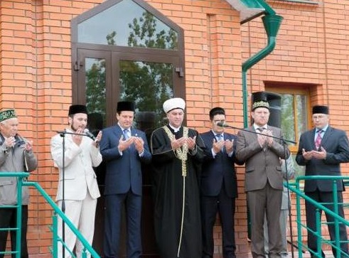 Илдар Баязитов вручил имаму новой мечети 