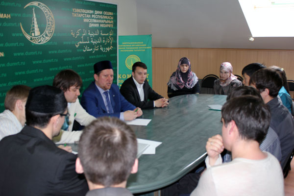 Илдар хазрат Баязитов выступил перед молодежью о социальной работе